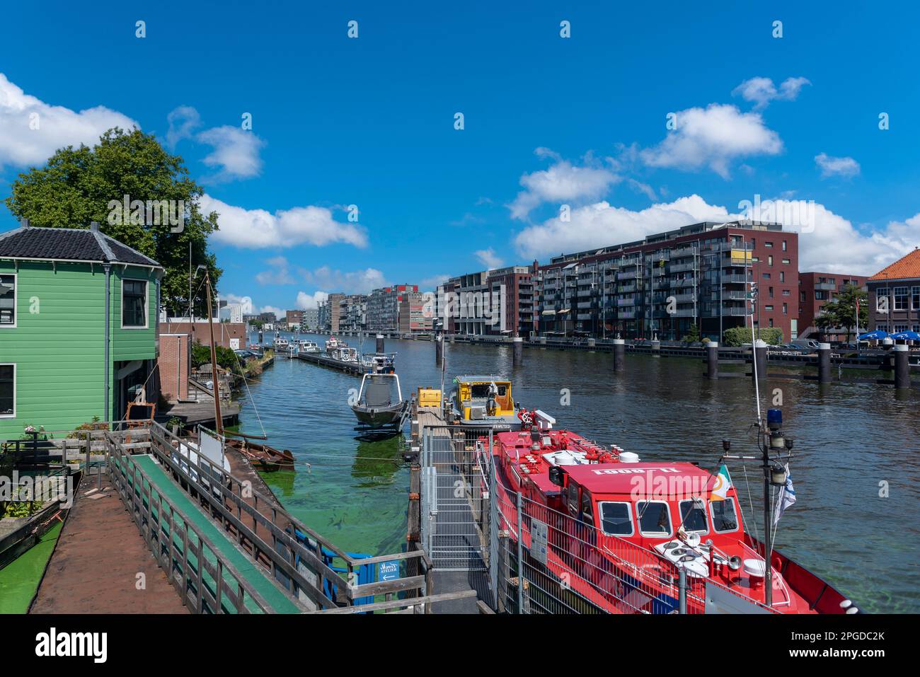 Paysage urbain sur la rivière Zaan, Zaandam, Hollande-Nord, pays-Bas, Europe Banque D'Images
