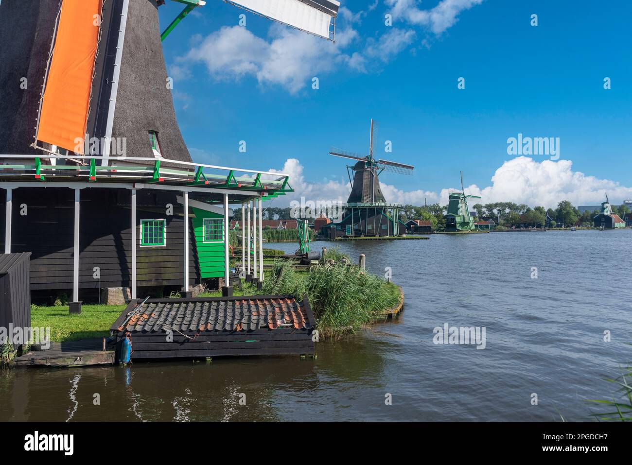 Moulin à vent historique Het Jonge Schaap dans le musée en plein air de Zaanse Schans, Zaandam, Hollande du Nord, pays-Bas, Europe Banque D'Images