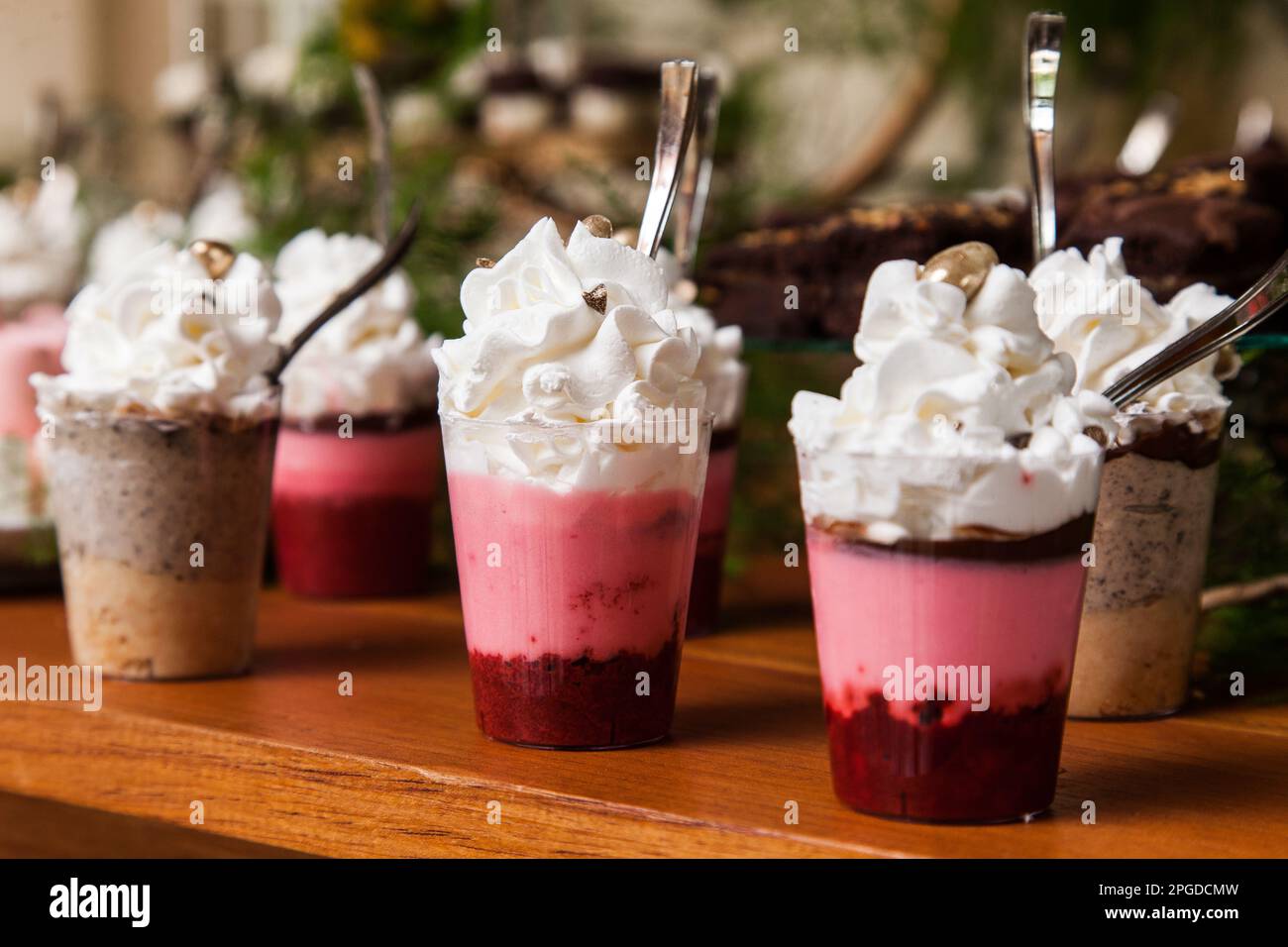 Présentation individuelle des desserts pour la réception de la partie Banque D'Images