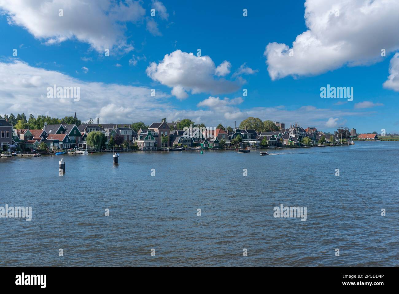 Paysage urbain au bord de la rivière Zaan, Zaandijk, pays-Bas du Nord, Europe Banque D'Images