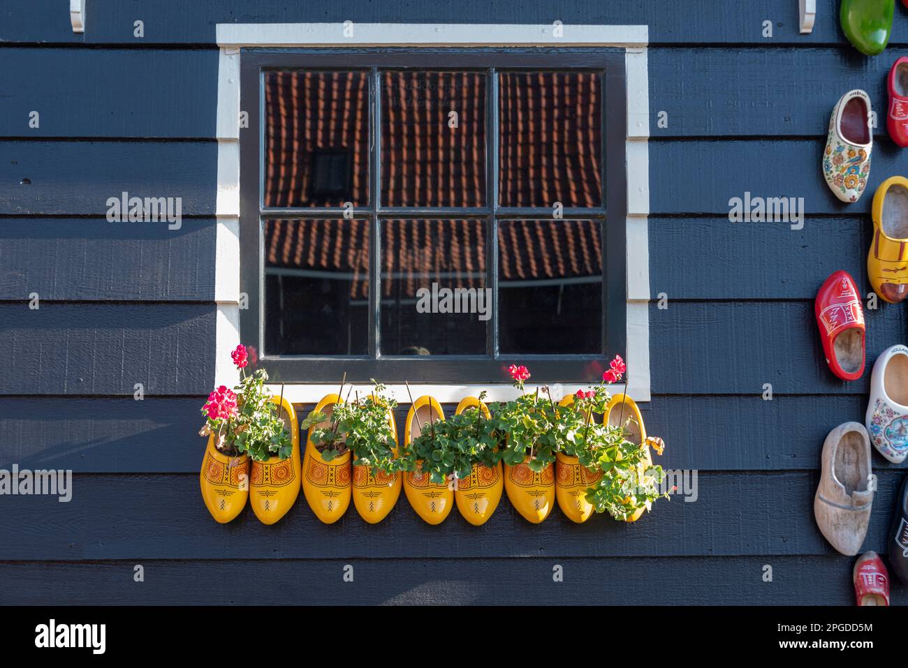 Façade avec sabots hollandais (Klompen) dans le musée en plein air Zaanse Schans, Zaandam, Hollande du Nord, pays-Bas, Europe Banque D'Images