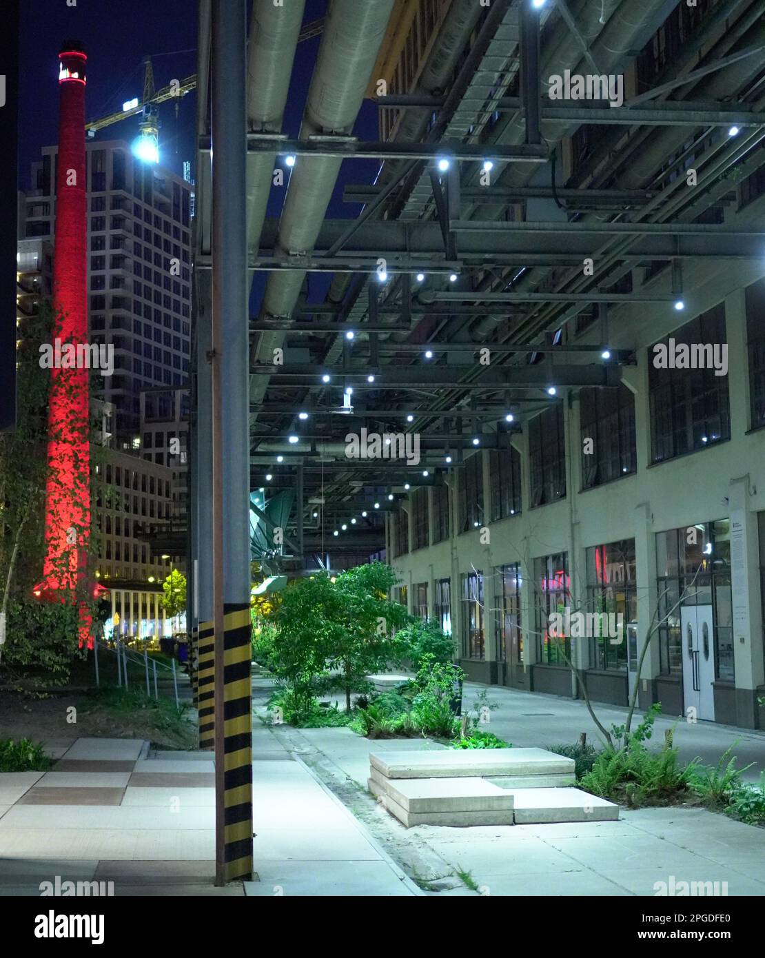 Photos nocturnes des rues de la ville hollandaise d'Eindhoven où vous pouvez voir une certaine architecture et de la verdure. Banque D'Images