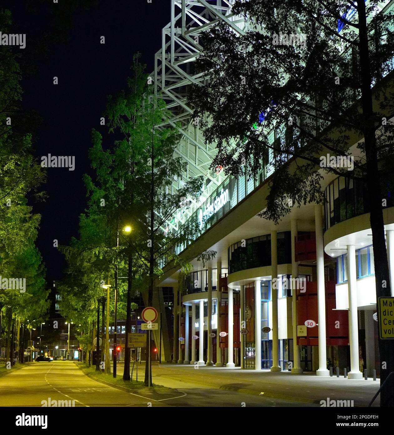 Photos nocturnes des rues de la ville hollandaise d'Eindhoven où vous pouvez voir une certaine architecture et de la verdure. Banque D'Images