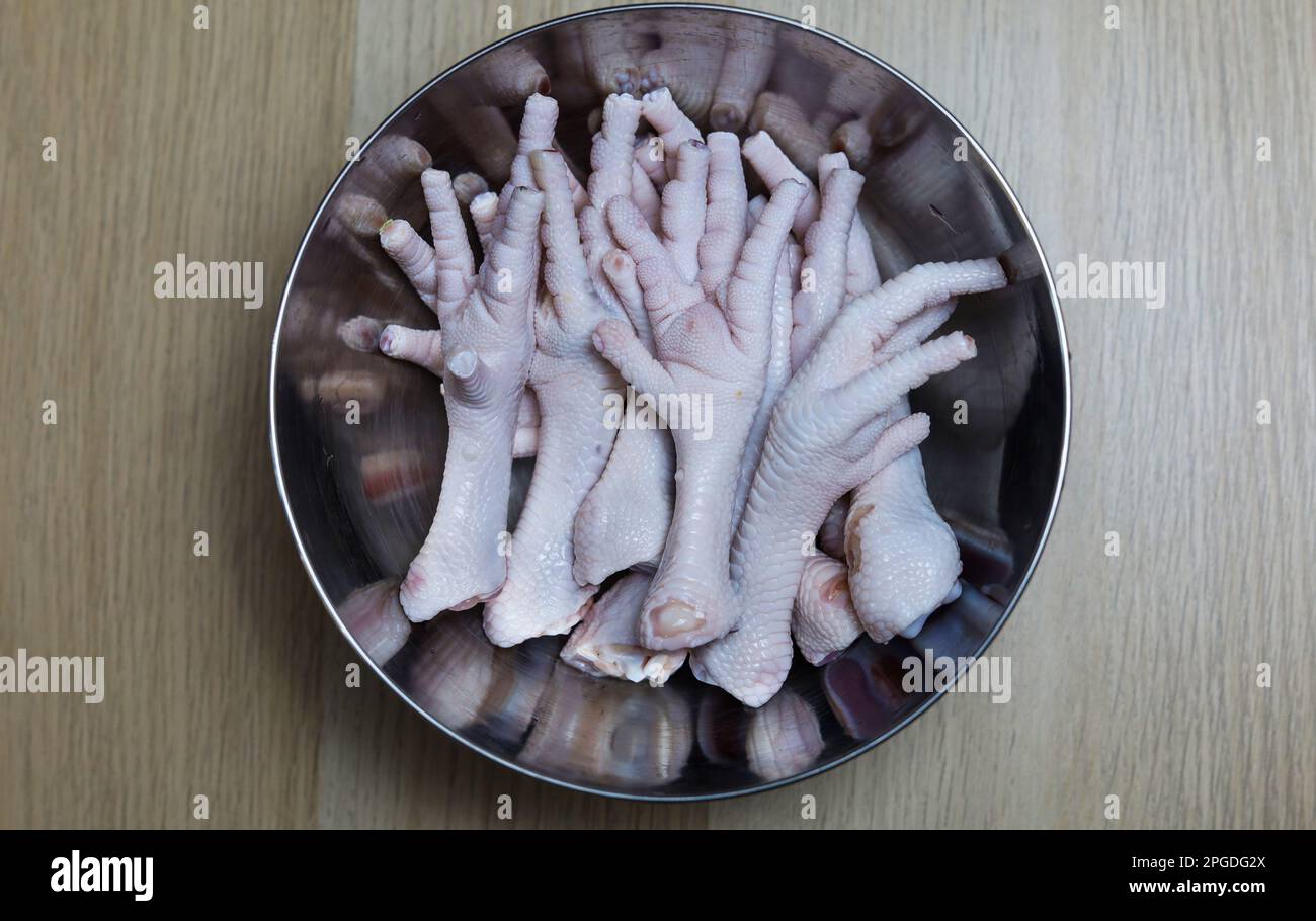 Doigt de poulet cru dans un bol Banque D'Images