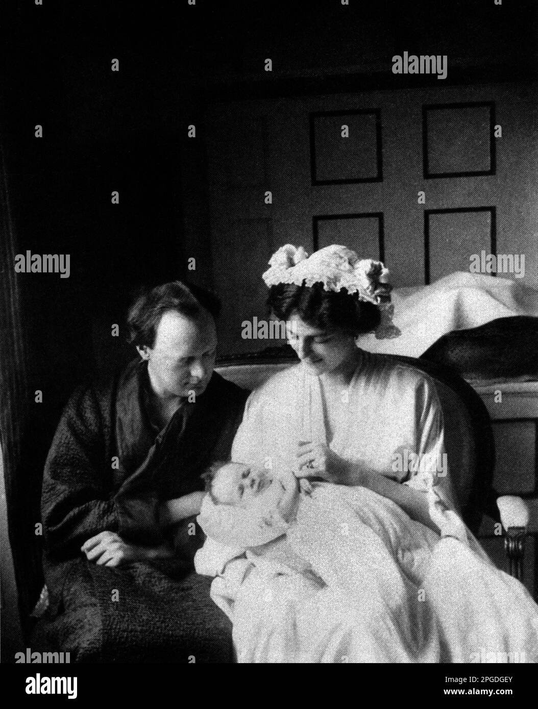 Winston et Clementine Churchill avec leur nouveau bébé, Diana. 1909 Banque D'Images