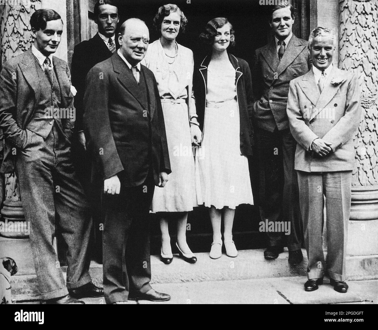 Winston Churchill à sa maison, Chartwell .L-R :Tom Mitford, F.E.Smith, Winston, Clementine, Mary, Randolph, Charlie Chaplin.1931 Banque D'Images