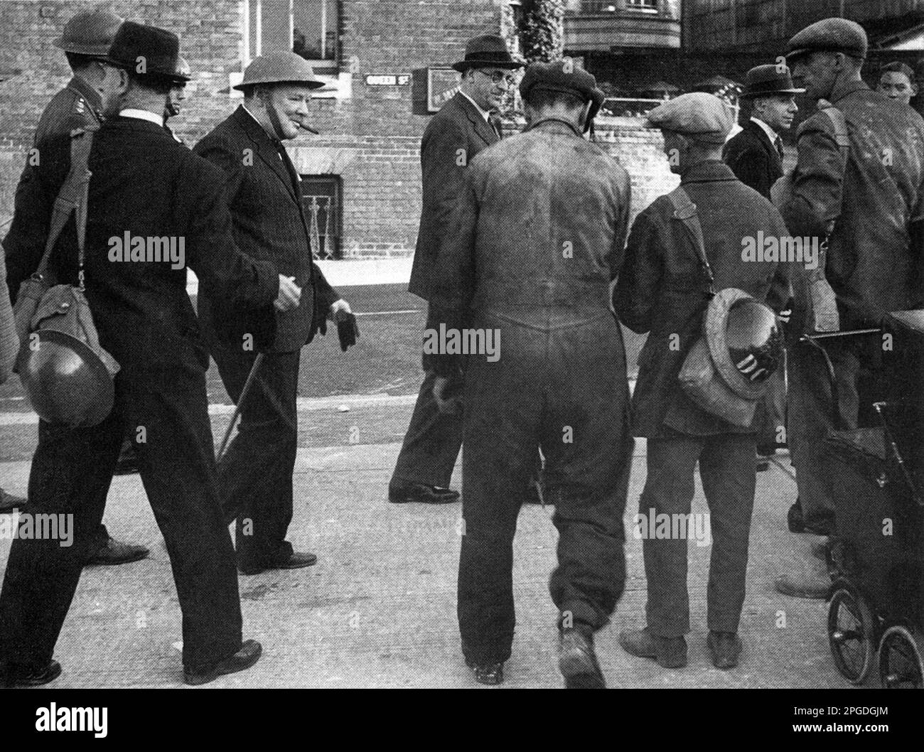 Winston Churchill visite des zones endommagées par la bombe de Londres pendant la séance éclair. 1940 Banque D'Images