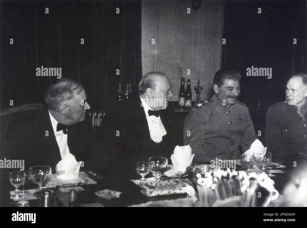 Winston Churchill avec le président Roosevelt et le dirigeant soviétique Joseph Staline à la Conférence de Téhéran. Novembre 1943 Banque D'Images