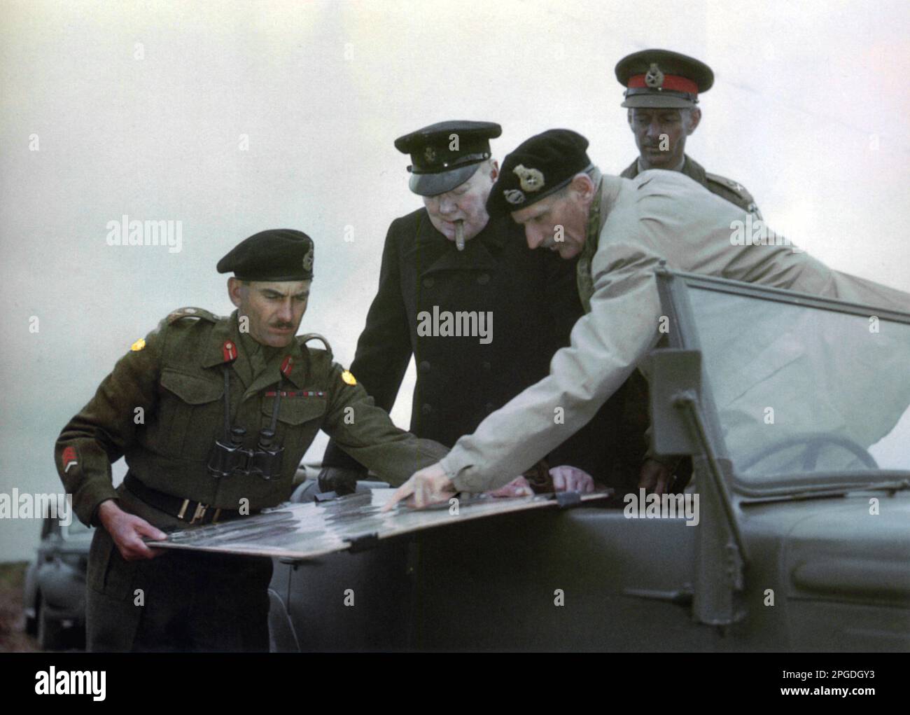 Winston Churchill consulte les généraux Montgomery et Alexander. Normandie 1944 Banque D'Images