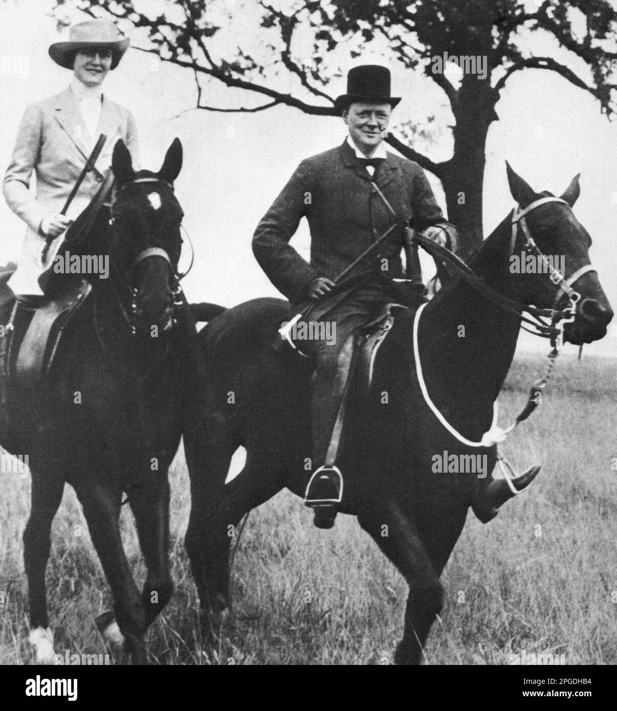 Winston Churchill et Clementine à cheval. 1913 Banque D'Images