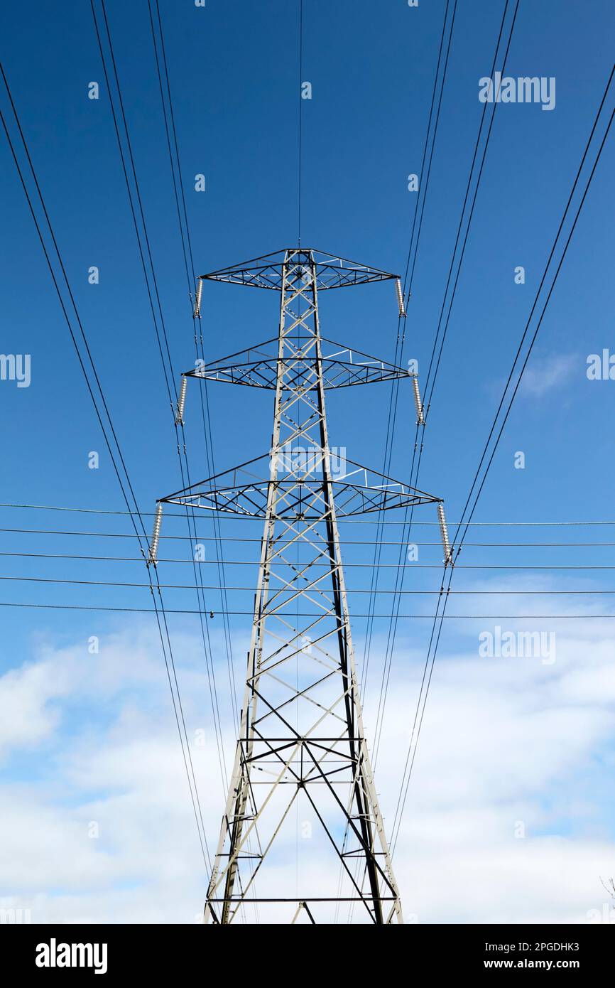 Fils électriques haute tension sur la tour de transmission traversant les fils téléphoniques dans la zone rurale de Newtownabbabbabbabbabbabbabbabbabbabk, Irlande du Nord, Royaume-Uni Banque D'Images