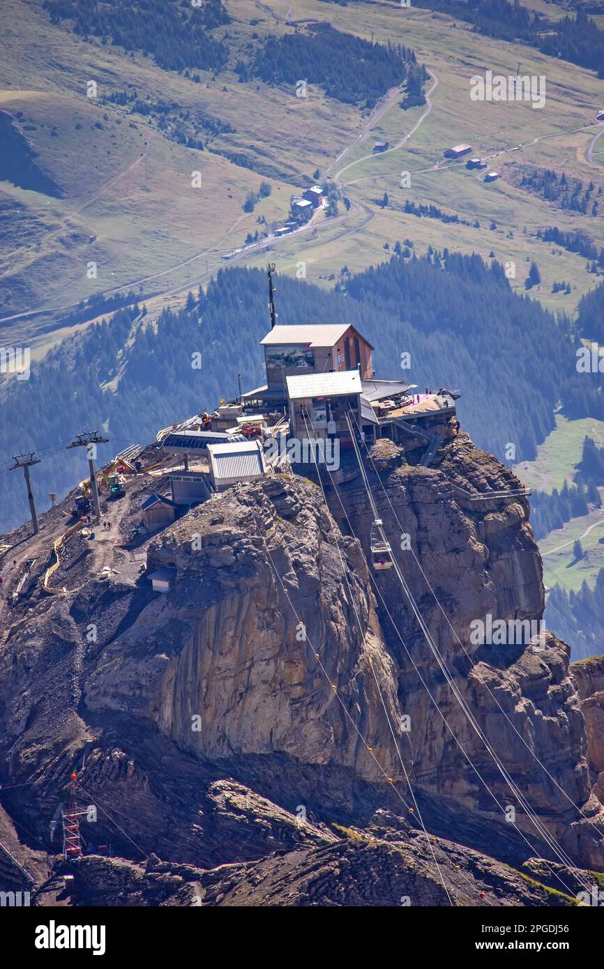 Vue sur la grande télécabine dans les Alpes suisses en été Banque D'Images