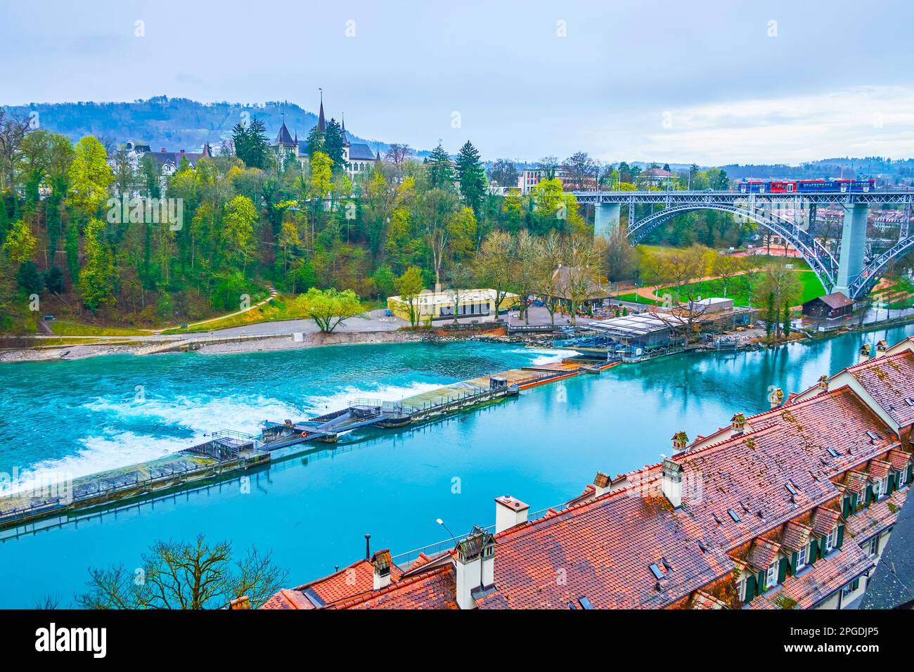 La barrière avec un damm divise la rivière Aare dans le centre de Berne, en Suisse Banque D'Images