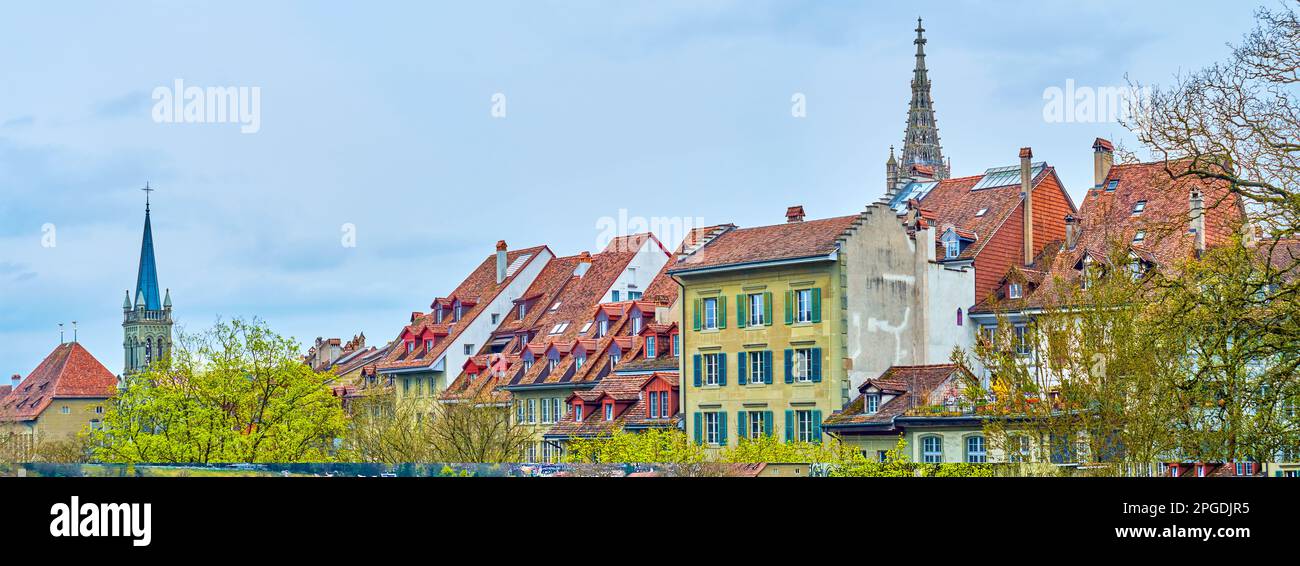 Maisons bernoises médiévales typiques avec toits de tuiles rouges, Suisse Banque D'Images
