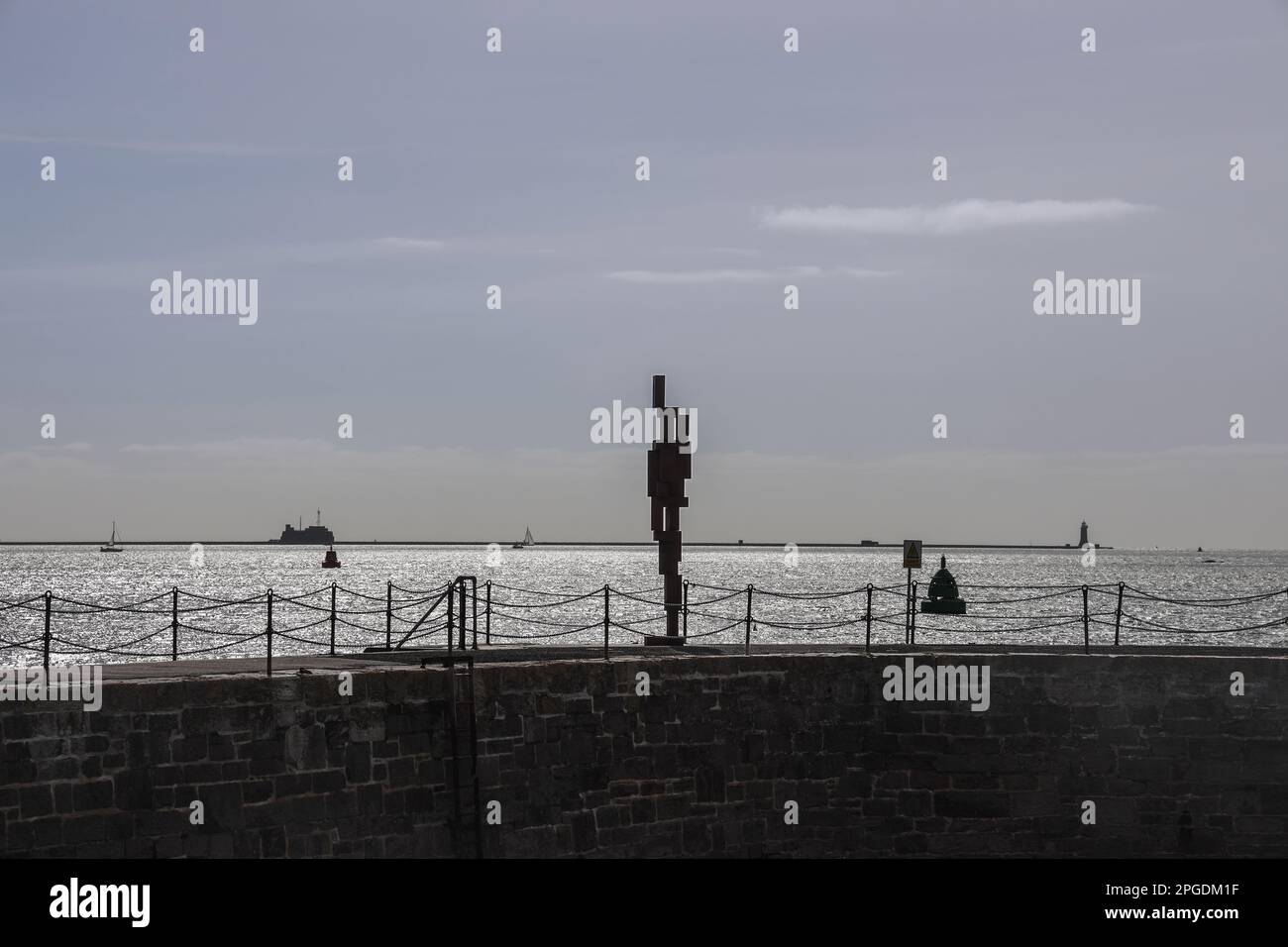 En solitude, la sculpture de Sir Anthony Gormley ‘look II’ 12ft observe le Plymouth Sound depuis sa maison, sur West Hoe Pier Plymouth. Une figure humaine regarde t Banque D'Images