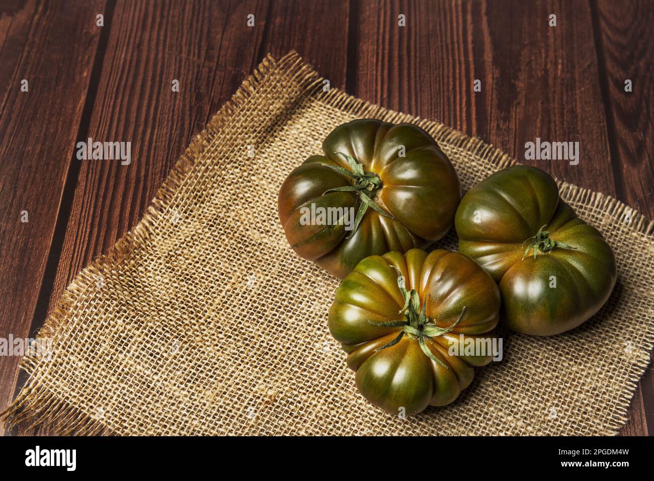 Il est originaire d'Espagne. La marmande de tomate Raf est une variété qui se distingue par sa saveur et sa texture, ainsi que par sa résistance à l'eau avec Banque D'Images