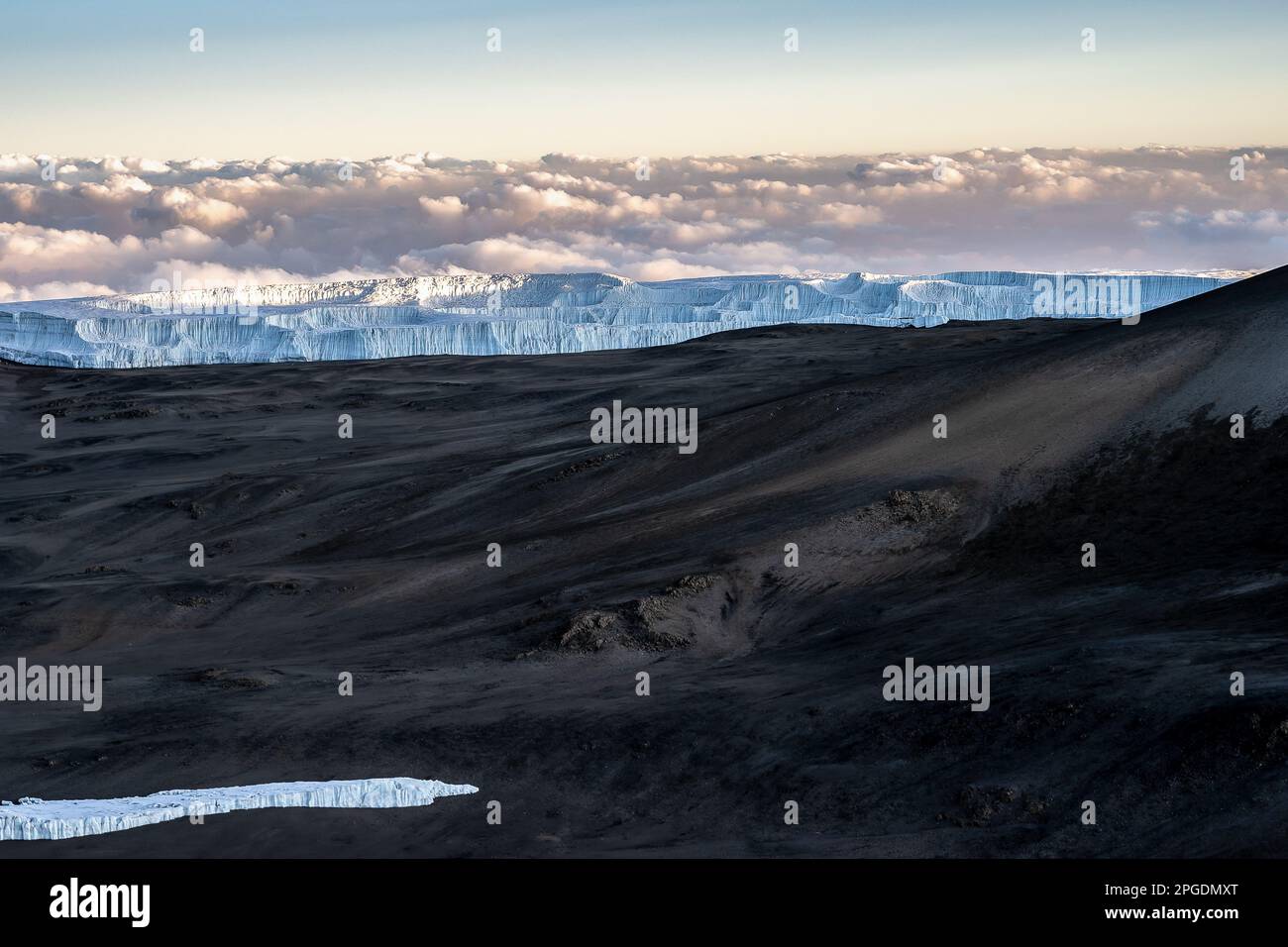 Une petite partie du glacier est laissée au sommet du Kilimanjaro. Le glacier en fonte sur le sommet du mont Kilimanjaro. Plusieurs études ont montré que le glacier a diminué de 80% depuis le début du 20th siècle et les experts de l'ONU disent que la calotte glaciaire sur le plus grand sommet de l'Afrique, devrait fondre d'ici 2050 en raison du changement climatique. Banque D'Images