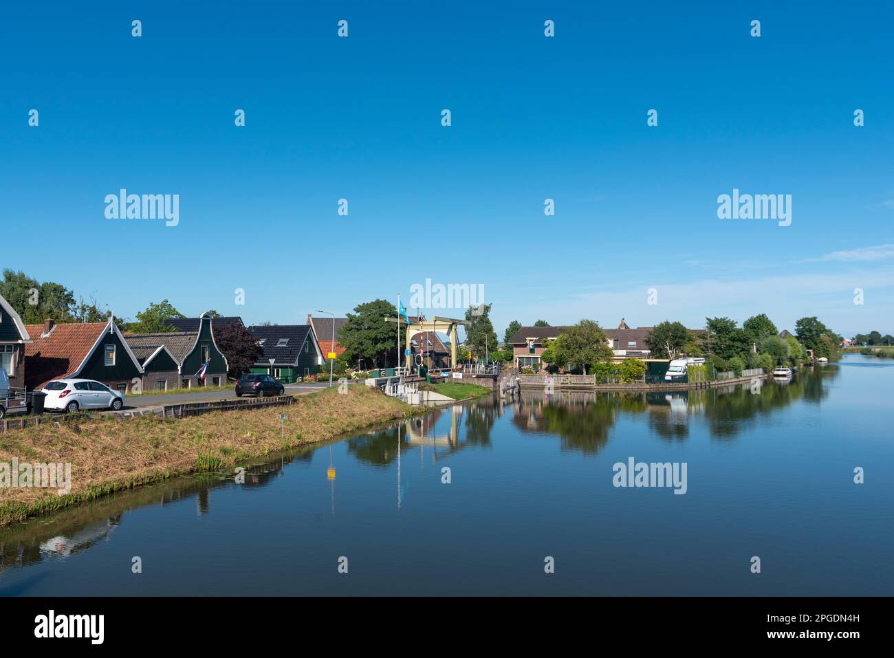 Vue sur le village avec pont de canal à Drechterlandsdijk, Ursem, Hollande-Nord, pays-Bas, Europe Banque D'Images