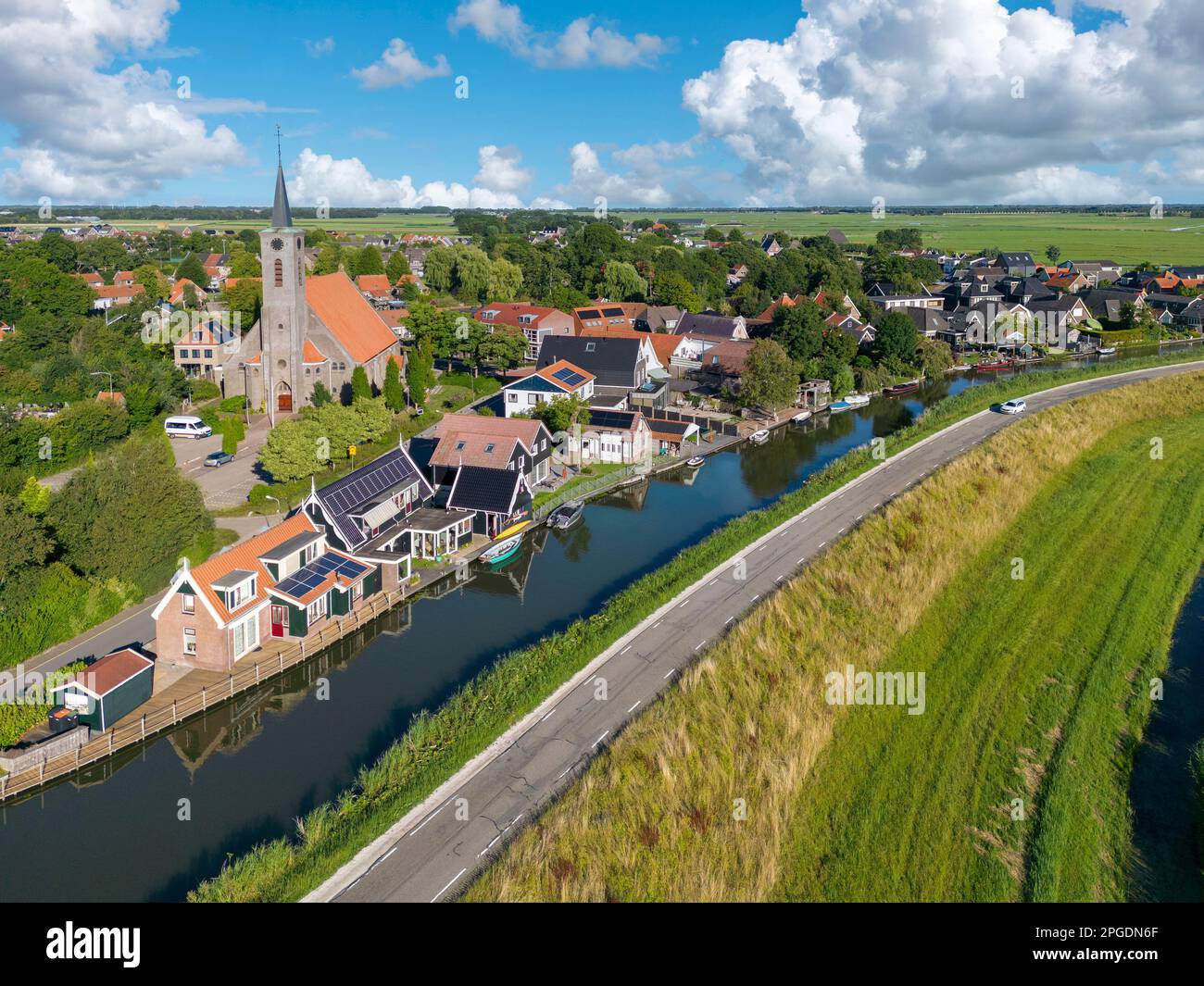 Vue aérienne sur le village d'Ursem et le Schermerdijk, Ursem, Hollande-Nord, pays-Bas, Europe Banque D'Images