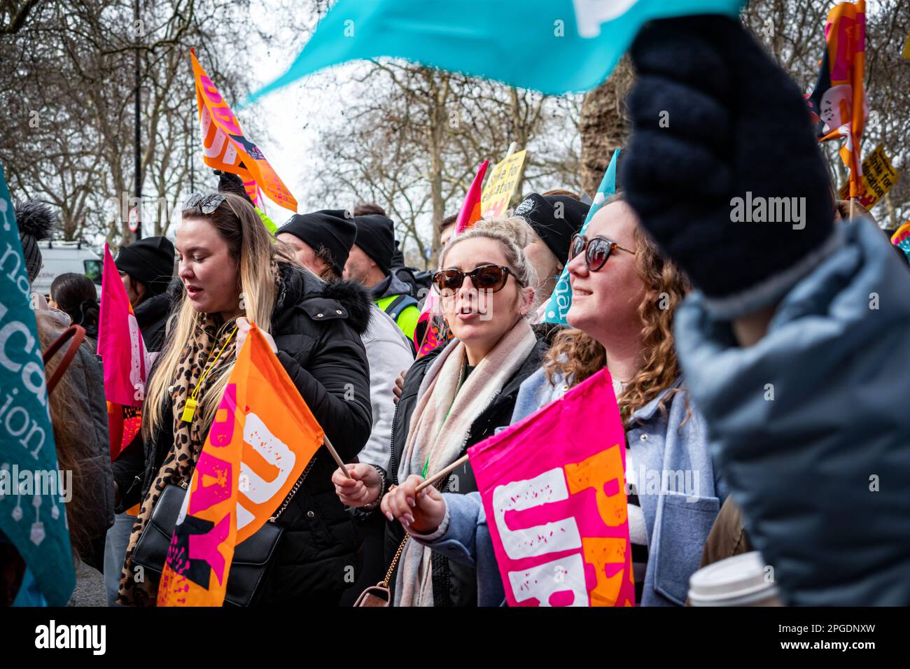 Londres, Royaume-Uni. 15th mars 2023. Les enseignants et les enfants se font la queue au début de la plus grande manifestation depuis le début des grèves. La manifestation de la Journée du budget dans le centre de Londres. Des milliers de personnes ont défilé dans les rues vers Trafalgar Square, où des enseignants, des médecins subalternes et des fonctionnaires ont tous été en train de frapper pour obtenir un meilleur salaire et de meilleures conditions de travail. Au total, environ un demi-million de travailleurs du secteur public dans tout le pays ont dépassé les salaires. Banque D'Images