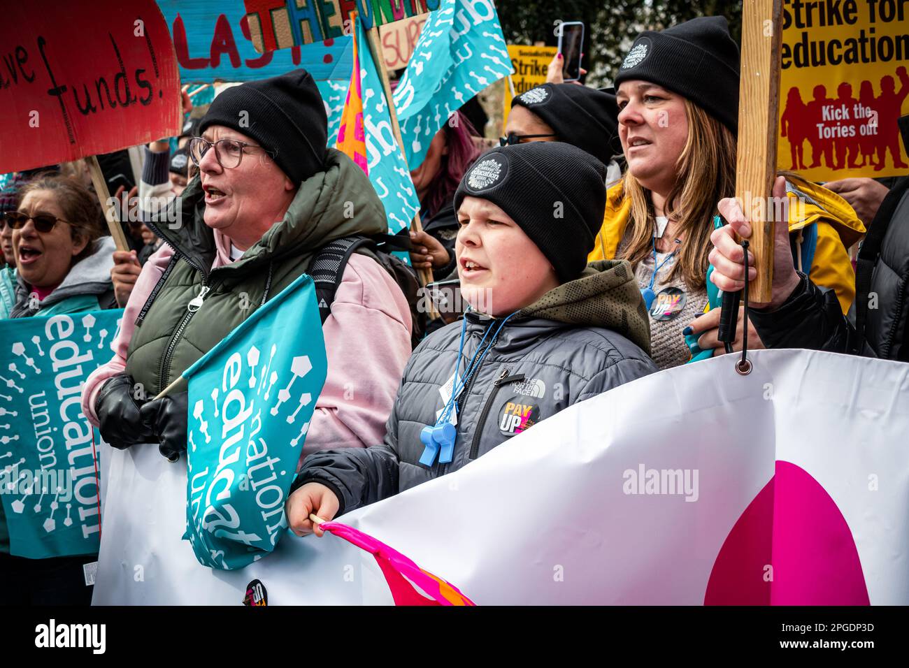 Londres, Royaume-Uni. 15th mars 2023. Crier enfant. Les enseignants et les enfants se font la queue au début de la plus grande manifestation depuis le début des grèves. La manifestation de la Journée du budget dans le centre de Londres. Des milliers de personnes ont défilé dans les rues vers Trafalgar Square, où des enseignants, des médecins subalternes et des fonctionnaires ont tous été en train de frapper pour obtenir un meilleur salaire et de meilleures conditions de travail. Au total, environ un demi-million de travailleurs du secteur public dans tout le pays ont dépassé les salaires. Banque D'Images