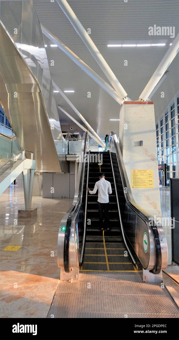 Bangalore,Karnataka,Inde-26 octobre 2022: Belle architecture intérieure moderne de classe mondiale de Sir M Visvesvaraya terminal ou SMVB. Banque D'Images
