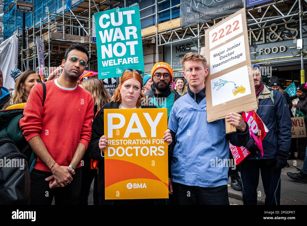 Londres, Royaume-Uni. 15th mars 2023. Les médecins protestent lors de la plus grande démonstration depuis le début des grèves. La manifestation de la Journée du budget dans le centre de Londres. Des milliers de personnes ont défilé dans les rues vers Trafalgar Square, où des enseignants, des médecins subalternes et des fonctionnaires ont tous été en train de frapper pour obtenir un meilleur salaire et de meilleures conditions de travail. Au total, environ un demi-million de travailleurs du secteur public dans tout le pays ont dépassé les salaires. Banque D'Images