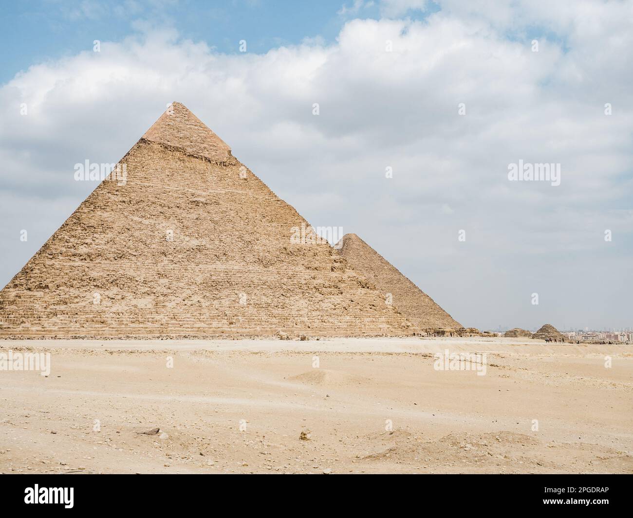 Complexe de la pyramide de Giza. Photo des pyramides sur une journée claire et ensoleillée contre un ciel bleu. Concept de vacances et de voyages Banque D'Images