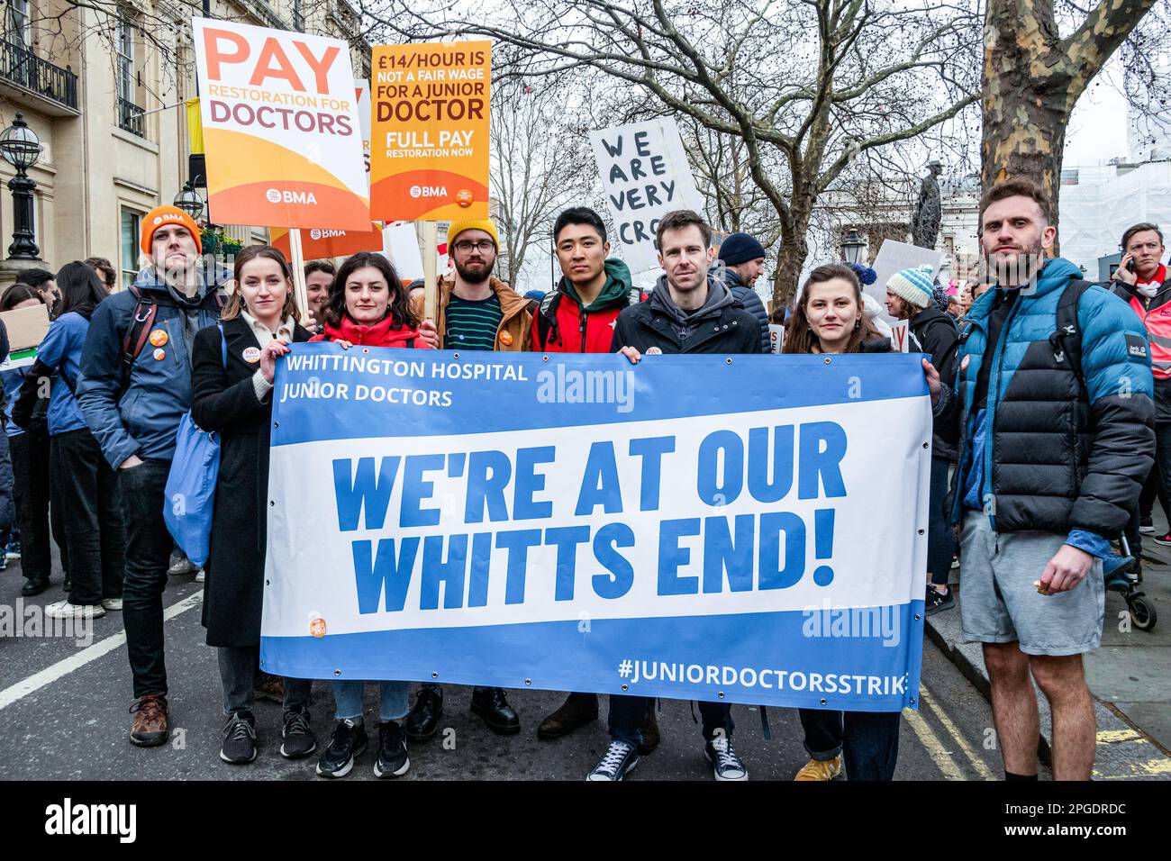 Londres, Royaume-Uni. 15th mars 2023. Les jeunes médecins protestent lors de la plus grande démonstration depuis le début des grèves. La manifestation de la Journée du budget dans le centre de Londres. Des milliers de personnes ont défilé dans les rues vers Trafalgar Square, où des enseignants, des médecins subalternes et des fonctionnaires ont tous été en train de frapper pour obtenir un meilleur salaire et de meilleures conditions de travail. Au total, environ un demi-million de travailleurs du secteur public dans tout le pays ont dépassé les salaires. Banque D'Images