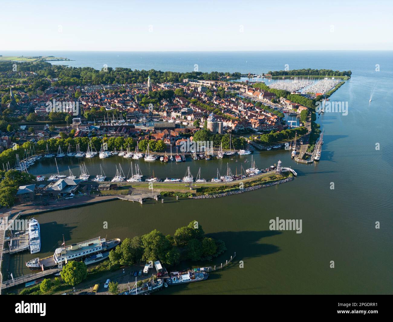 Vue aérienne sur Enkhuizen et Ijsselmeer, Enkhuizen, Hollande-Nord, pays-Bas, Europe Banque D'Images