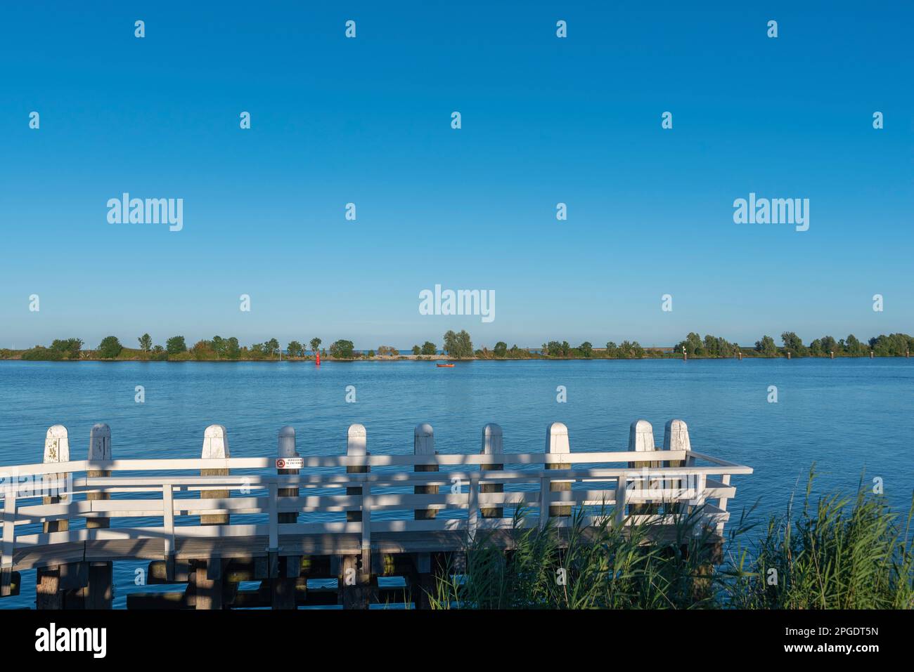 Vue du Buitenhaven sur le paysage à l'Ijsselmeer, Enkhuizen, Hollande du Nord, pays-Bas, Europe Banque D'Images
