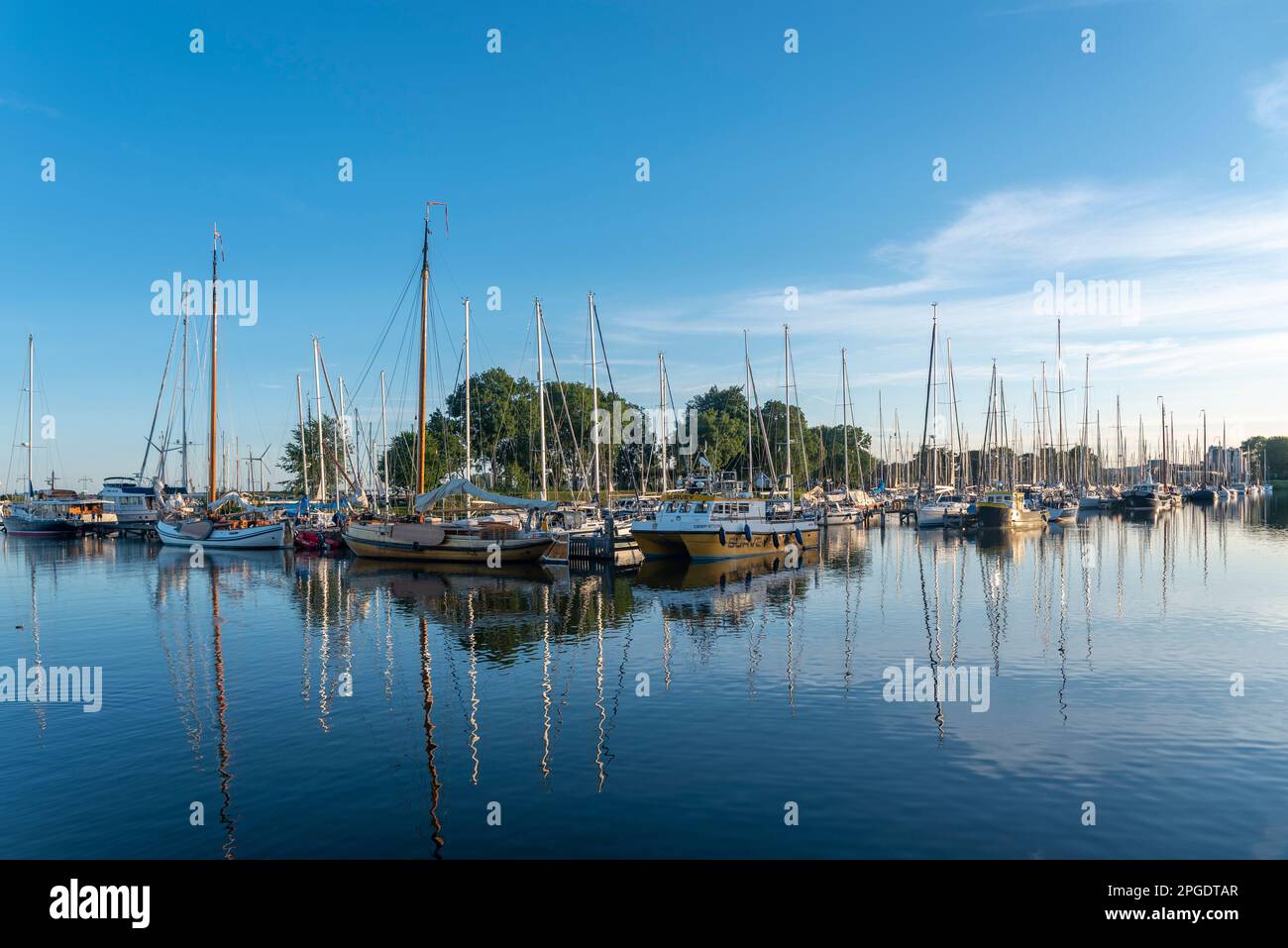 Yachts à voile à Krabbershaven, Enkhuizen, Hollande-Nord, pays-Bas, Europe Banque D'Images