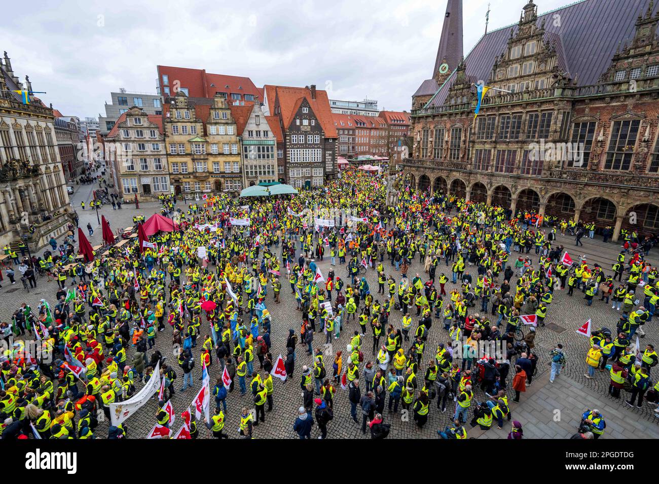 Brême, Allemagne. 22nd mars 2023. Des manifestants se tiennent sur la place du marché. Le syndicat Verdi en Basse-Saxe et à Brême appelle à une prolongation des grèves afin de renforcer la pression sur les employeurs immédiatement avant le troisième cycle de négociations sur 27 mars. Il appelle les employés du secteur public des deux États à participer à une grève d'avertissement d'une journée. Une fois de plus, les administrations publiques, les transports publics, les garderies et la collecte des ordures seront touchés. Credit: Sina Schuldt/dpa/Alay Live News Banque D'Images