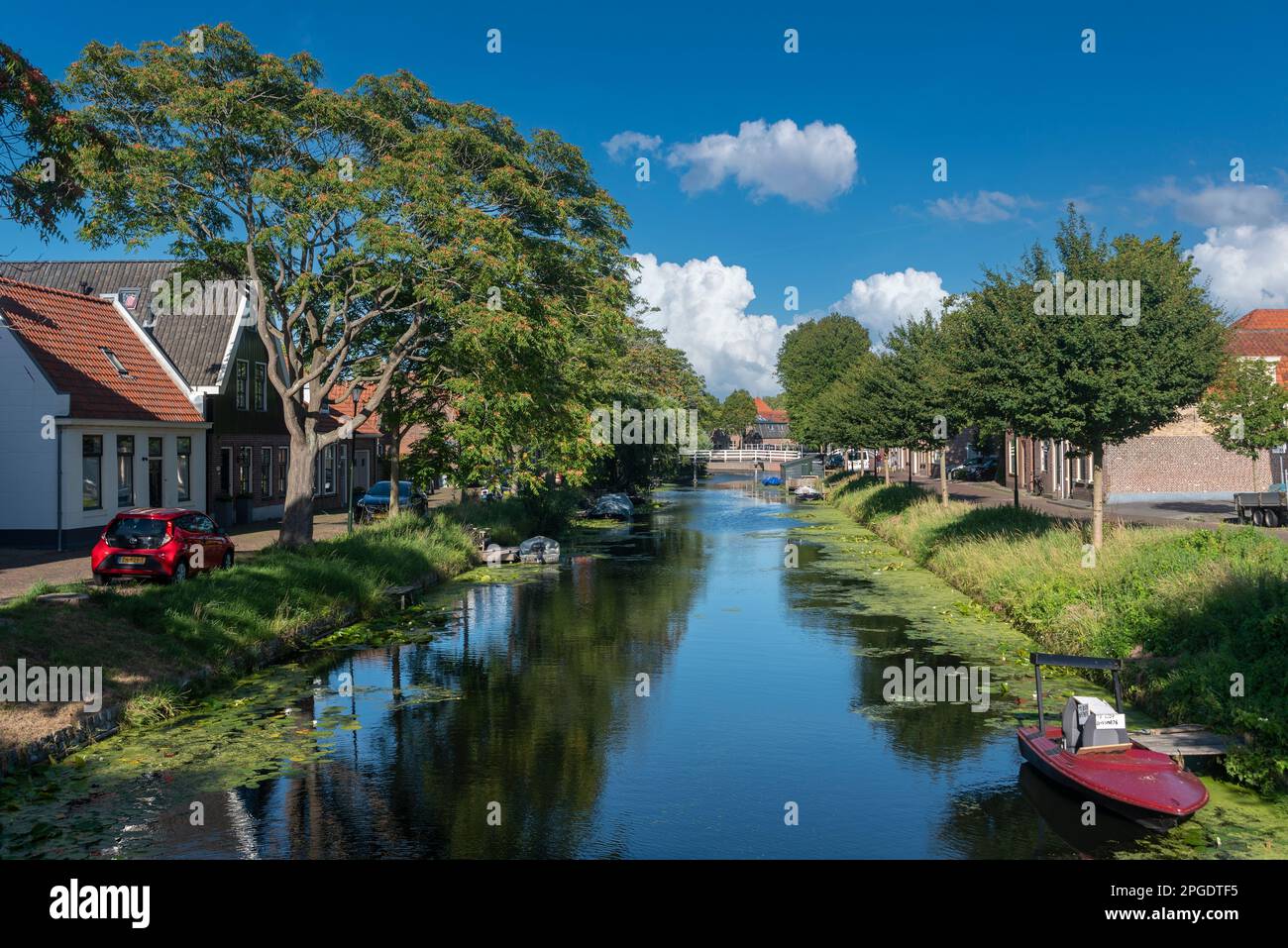 Canal typique à Molenweg dans le centre-ville, Enkhuizen, Hollande du Nord, pays-Bas, Europe Banque D'Images