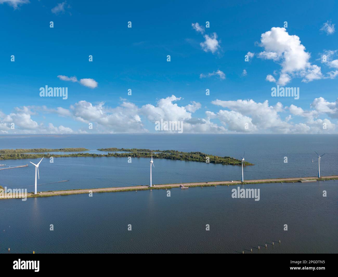 Vue aérienne avec parc éolien à l'écluse de Krabbersgat et vue sur le Markermeer, Enkhuizen, Hollande-Nord, pays-Bas, Europe Banque D'Images