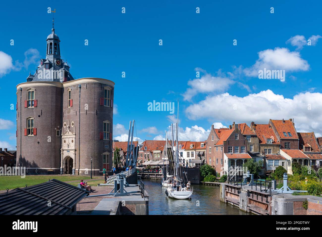Paysage urbain avec l'ancienne tour de défense dromedaris et l'entrée du vieux port, Enkhuizen, Hollande du Nord, pays-Bas, Europe Banque D'Images