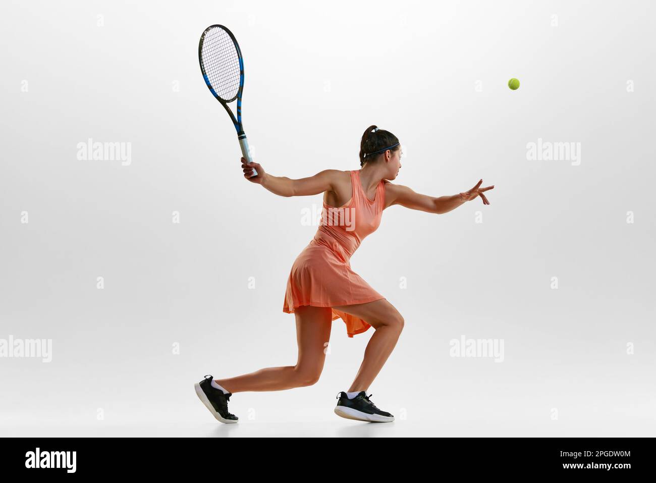 Balle de service avec raquette. Portrait de la jeune femme, joueuse de  tennis professionnelle en mouvement, entraînement sur fond blanc de studio  Photo Stock - Alamy