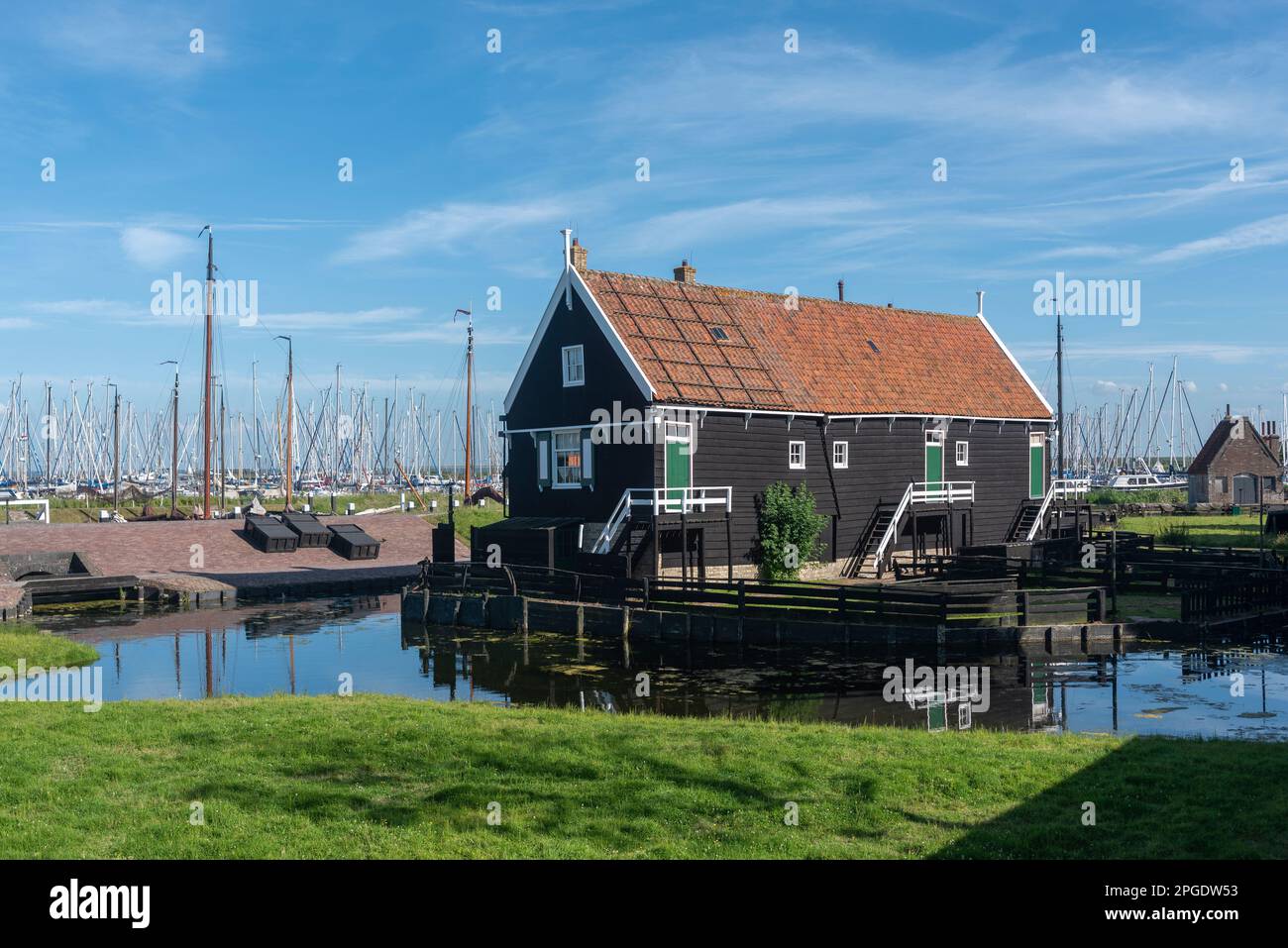 Ensemble avec des maisons de pêcheurs historiques dans le Zuiderzeemuseum, Enkhuizen, Hollande du Nord, pays-Bas, Europe Banque D'Images