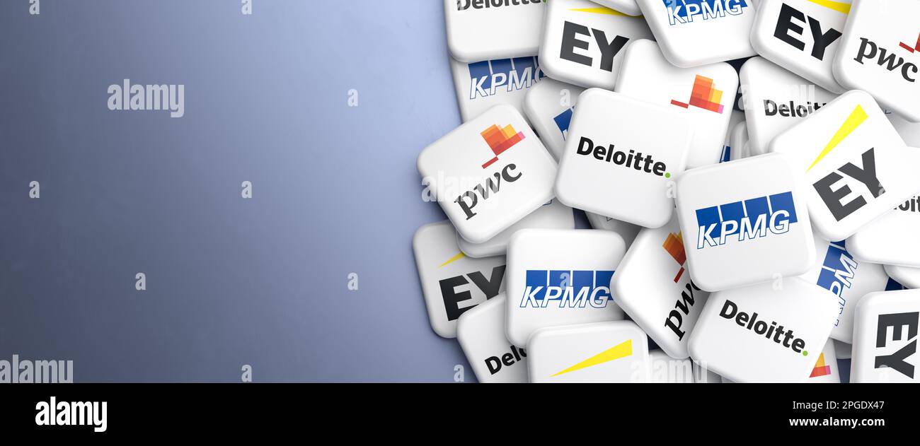 Logos des quatre grands cabinets comptables Ernst & Young, KPMG, PwC et Deloitte sur une table. Format de bannière Web avec espace de copie Banque D'Images