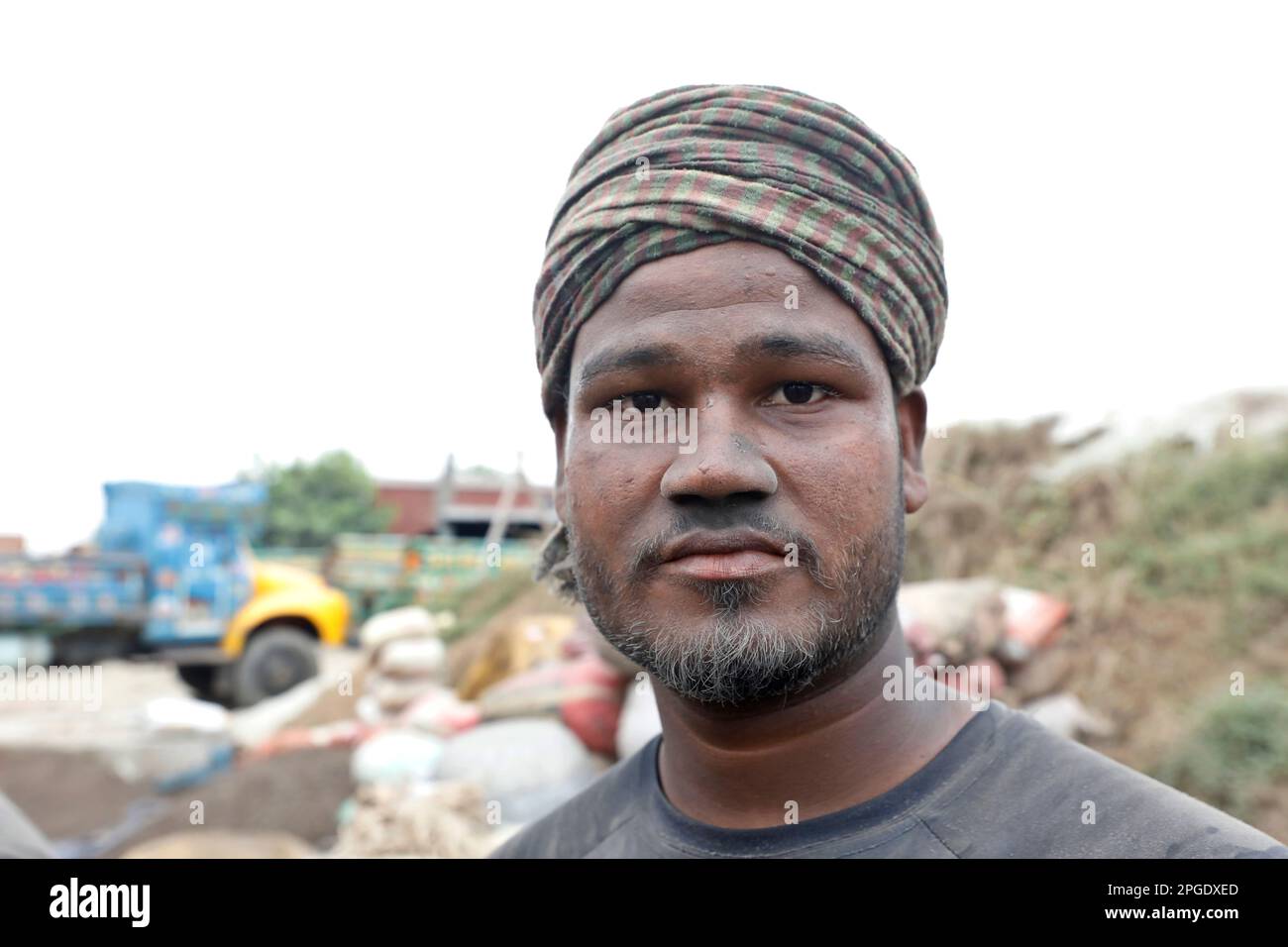 Narayanganj, Bangladesh - 21 mars 2023 : de petites poussières ont couvert les corps des travailleurs de la pierre, ce qui constitue un grave danger pour leur santé chez Fatull Banque D'Images