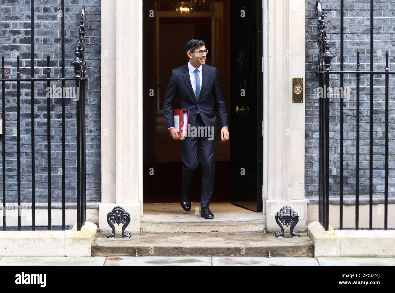 Londres, Royaume-Uni. 22nd mars 2023. Le Premier ministre britannique Rishi Sunak quitte la rue Downing no 10 pour assister aux questions du Premier ministre au Parlement de Londres mercredi, 22 mars 2023. Photo de Hugo Philpott/UPI crédit: UPI/Alay Live News Banque D'Images