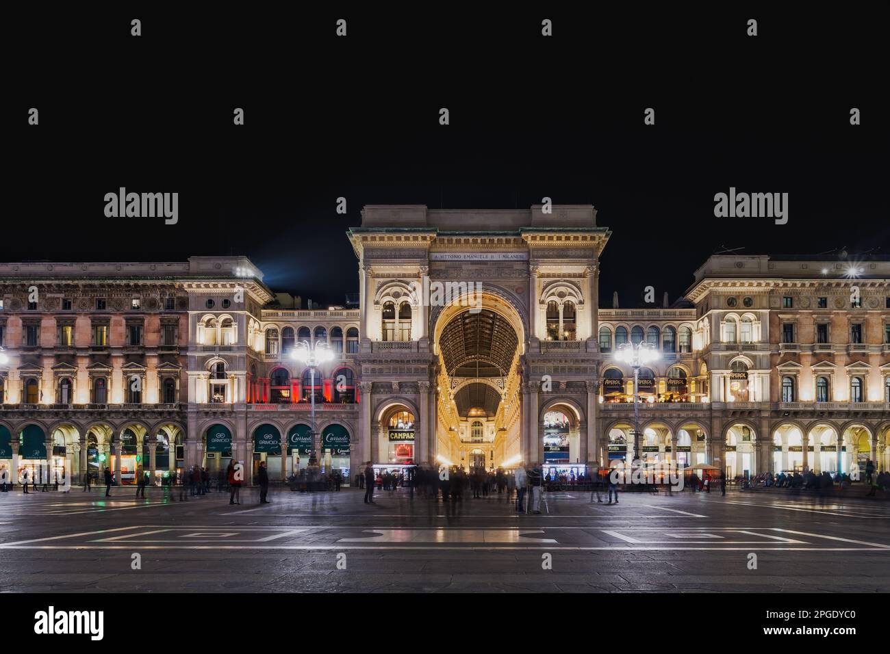 Milan, Italie illumina la galerie Vittorio Emanuele II la nuit, arcade du 19th siècle avec des façades de magasins et foule non identifiable à la place principale du Duomo. Banque D'Images