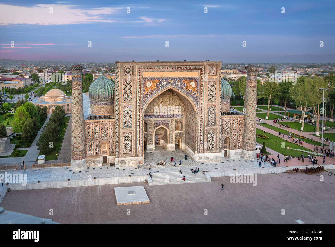 Vue aérienne d'Ulugh Bek Madrassah à Samarqand, Ouzbékistan Banque D'Images