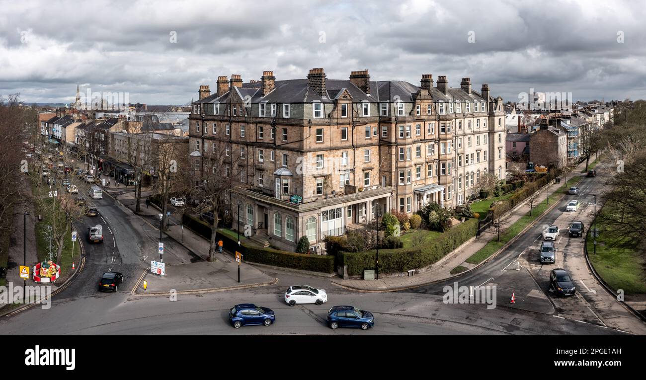 HARROGATE, ROYAUME-UNI - 18 MARS 2023. Un paysage urbain aérien de la ville d'Harrogate avec l'architecture victorienne des hôtels de la ville et des rues animées Banque D'Images