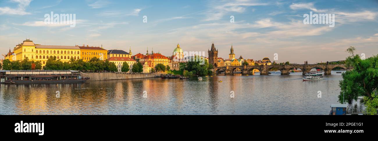 Prague Tchéquie, panorama de la ville sur le pont Charles et la vieille ville de Prague Banque D'Images