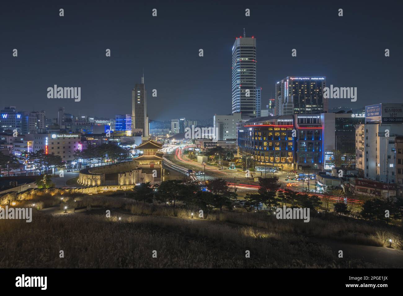 Séoul Corée du Sud, nuit de la ville à la porte Dongdaemun (porte Heunginjimun) en automne Banque D'Images