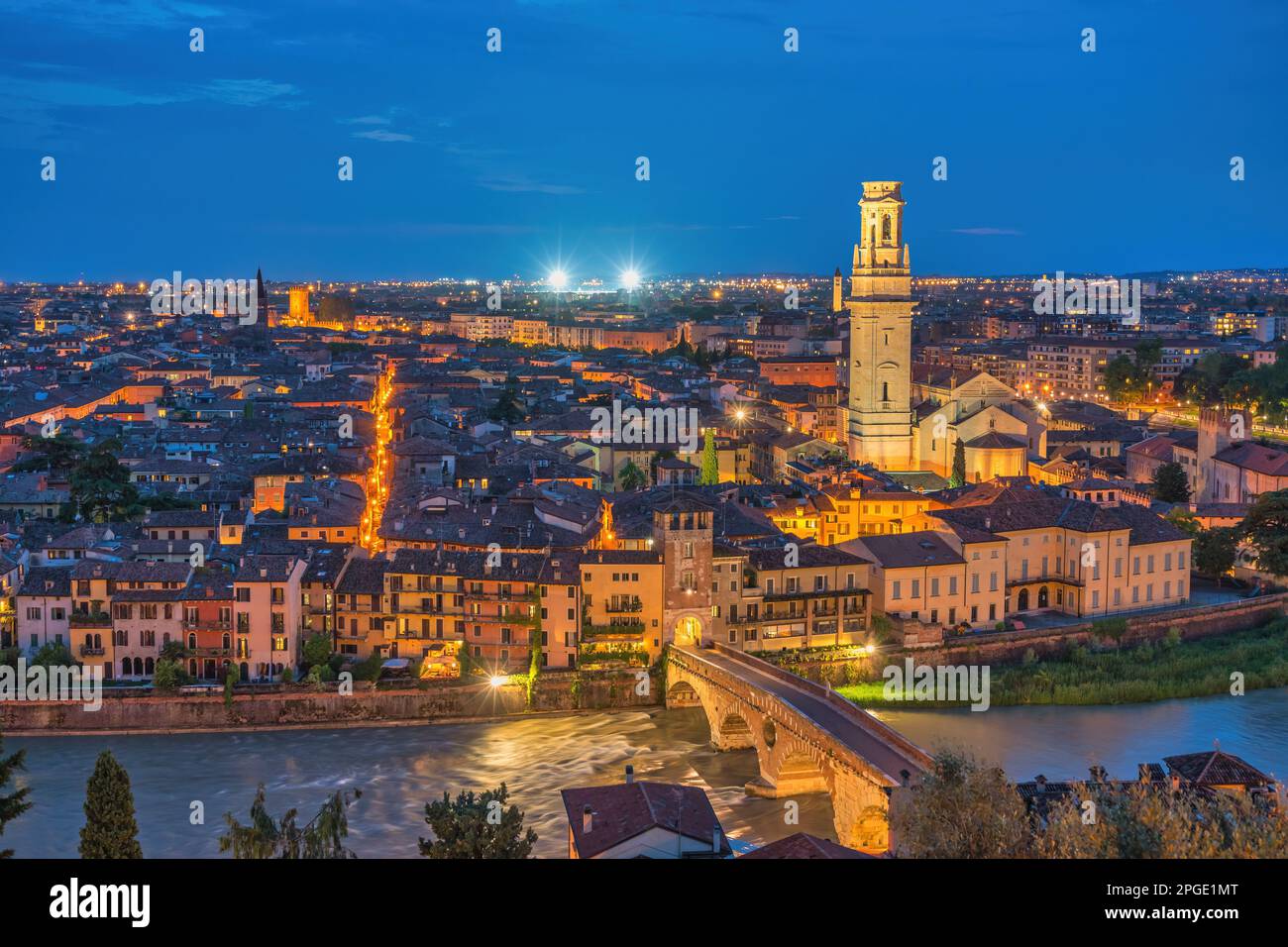 Vérone Italie, vue panoramique nocturne sur la ville à l'Adige et la cathédrale de Vérone Banque D'Images