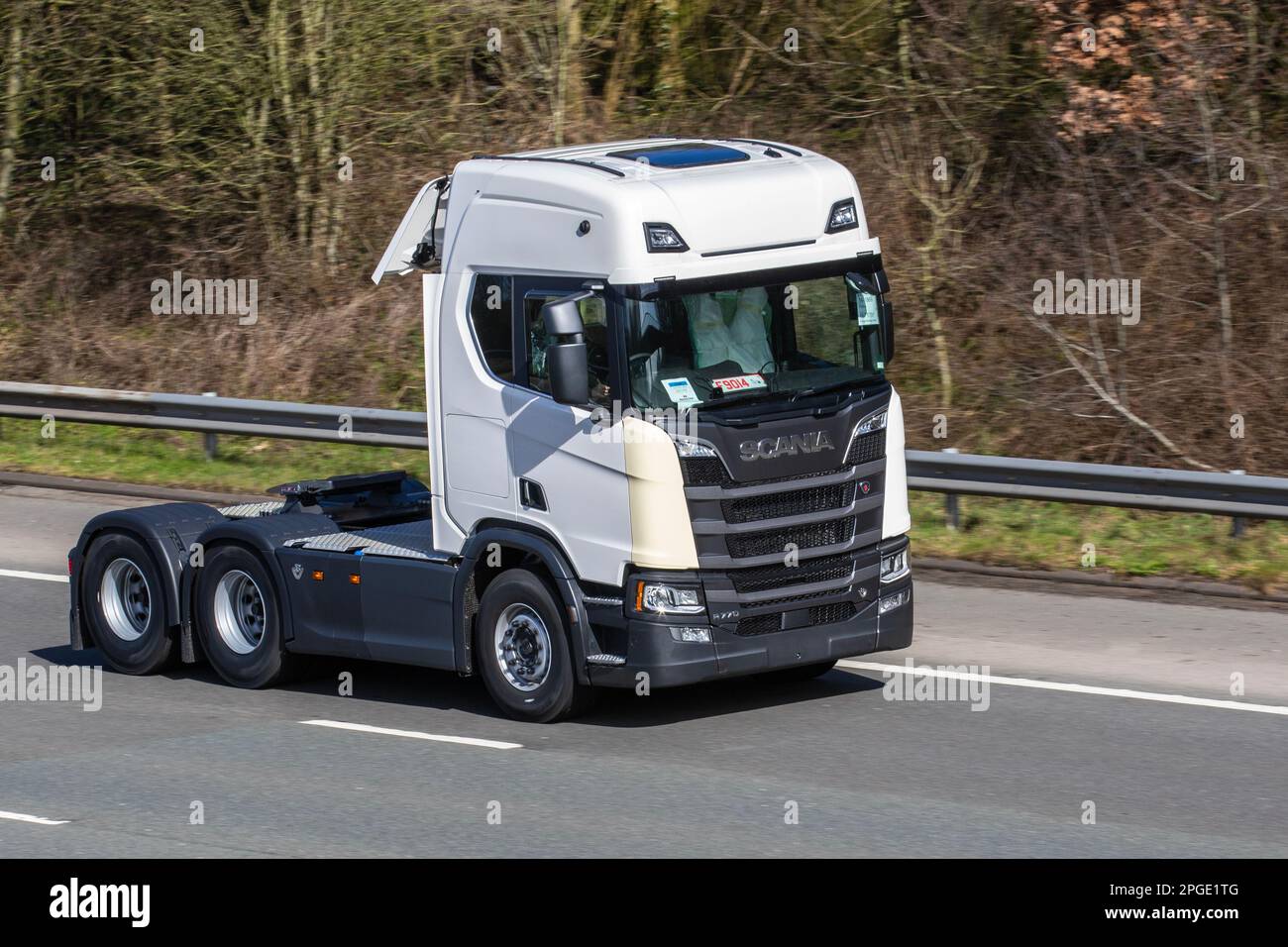 Nouveau tracteur Scania R770 V8 blanc noir unité avec plaques d'échange, voyageant sur l'autoroute M6 Royaume-Uni Banque D'Images