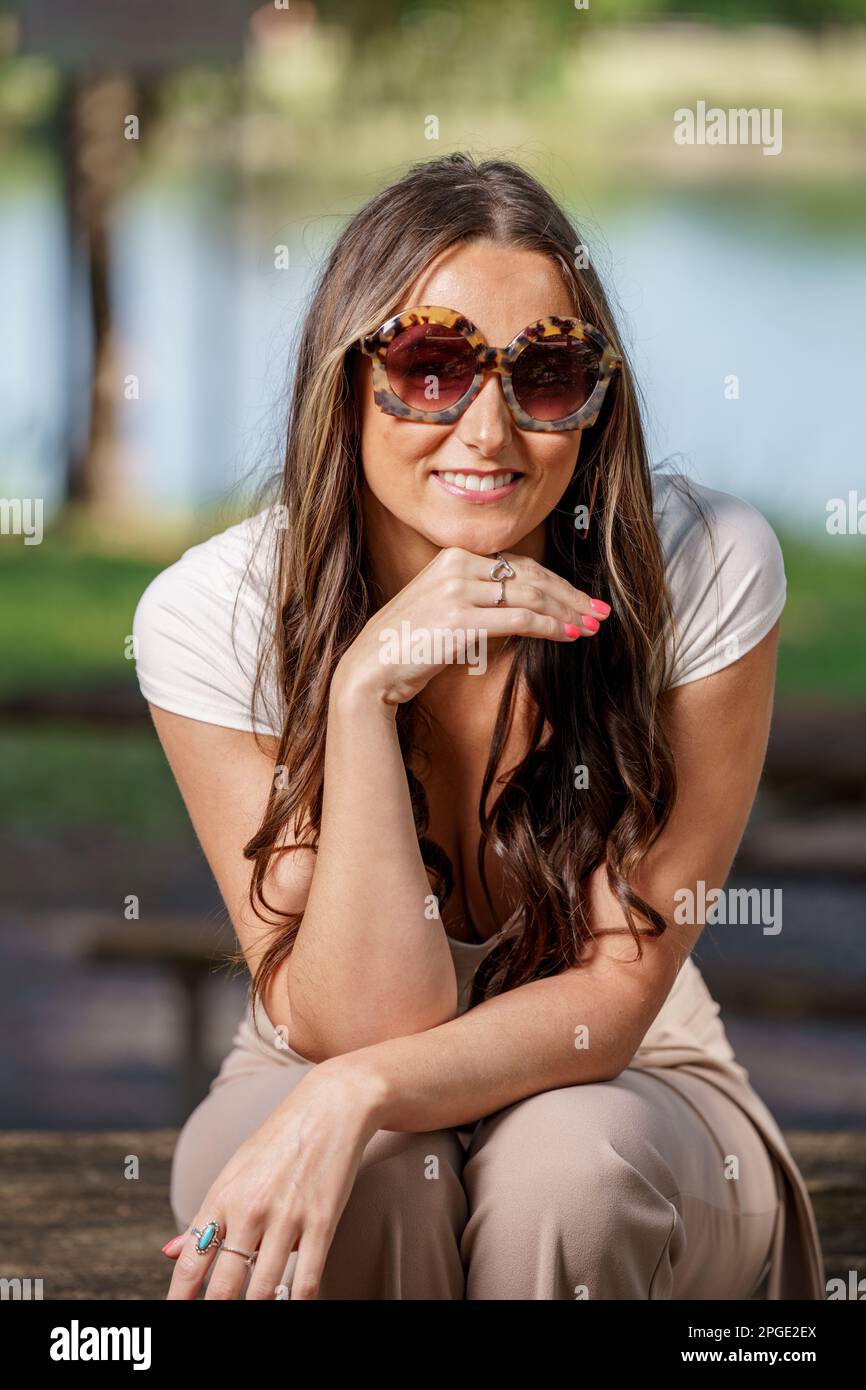 Jeune femme tendance posant avec des lunettes de soleil surdimensionnées Banque D'Images