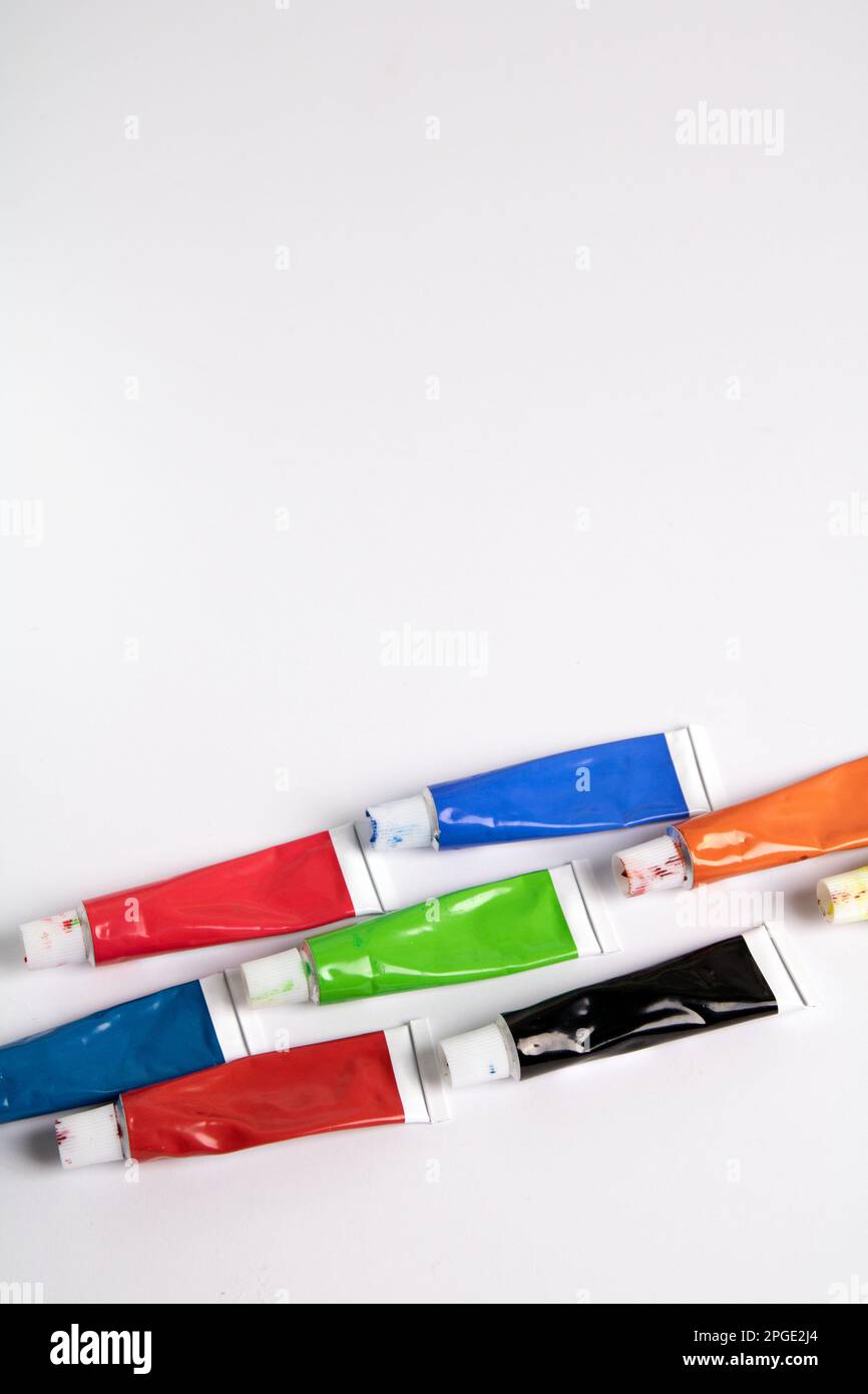 tubes photo avec différentes couleurs de peinture sur fond blanc Banque D'Images tubes photo avec différentes couleurs de peinture sur fond blanc Banque D'Images